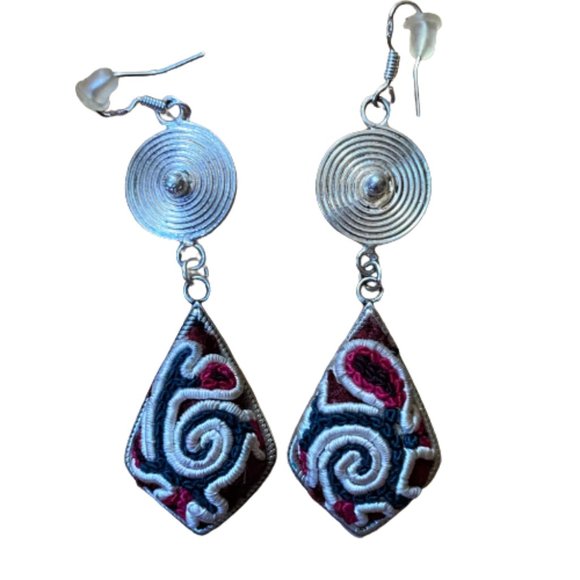 3/$28 Chic vintage dangle embroidered earrings - Picture 7 of 8